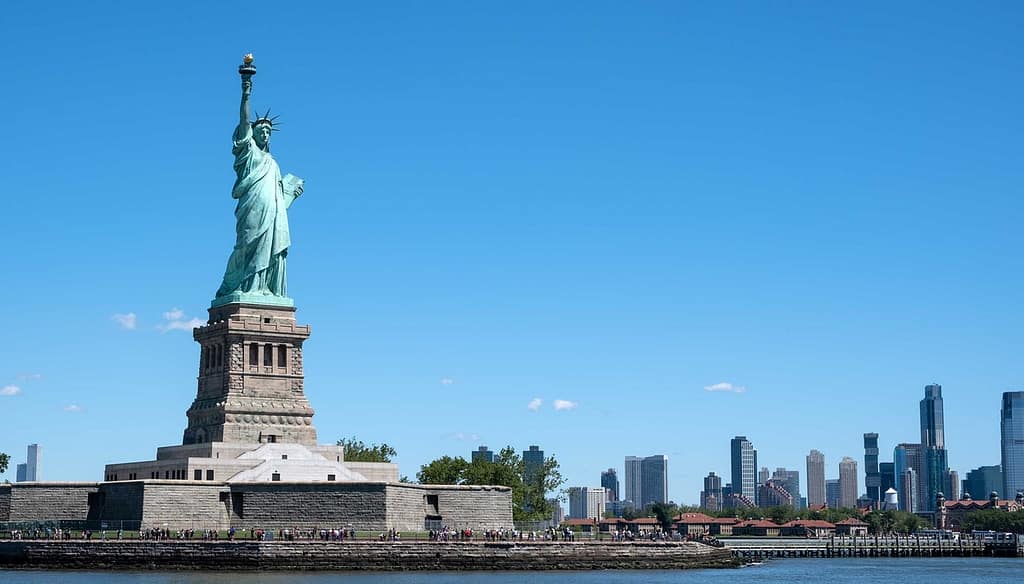 Statue de la Liberté avec la Skyline de New York en fond.