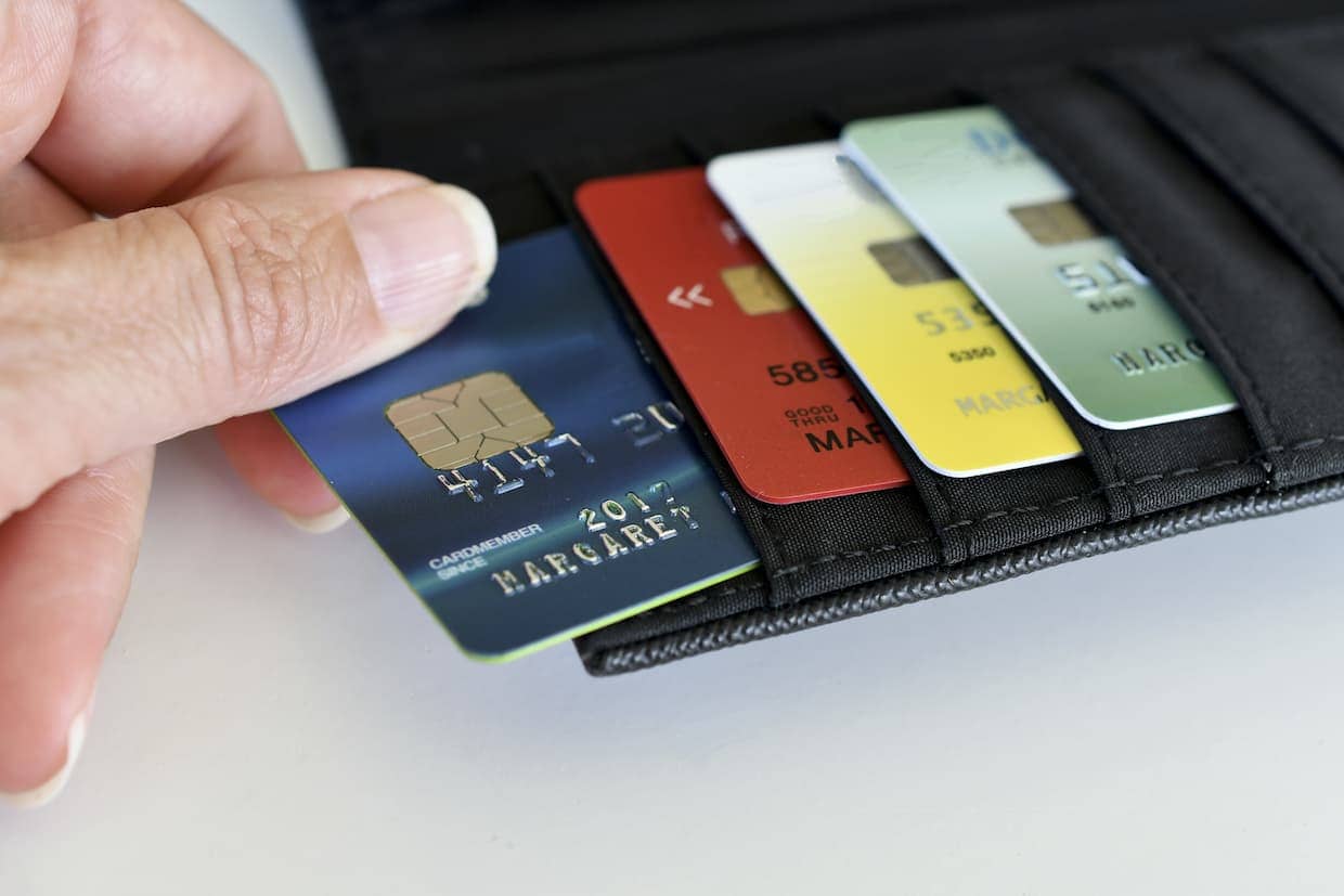 Carte de crédit en train d'être retirée d'un porte-cartes.