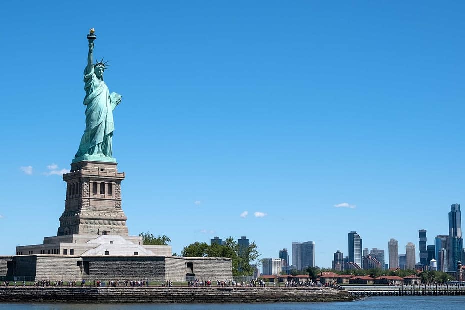 Statue de la Liberté avec la Skyline de New York en fond.