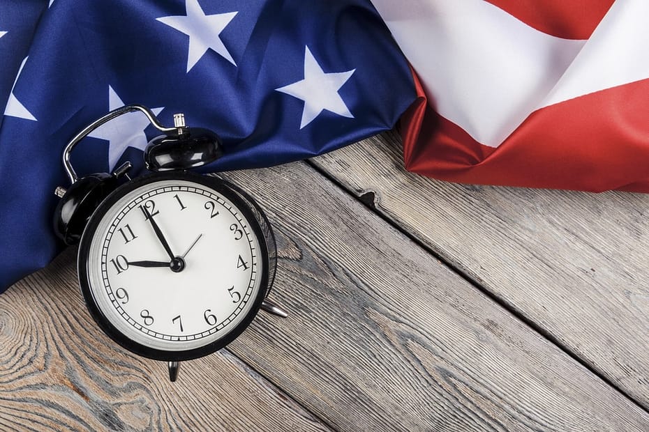 Horloge à côté du drapeau américain